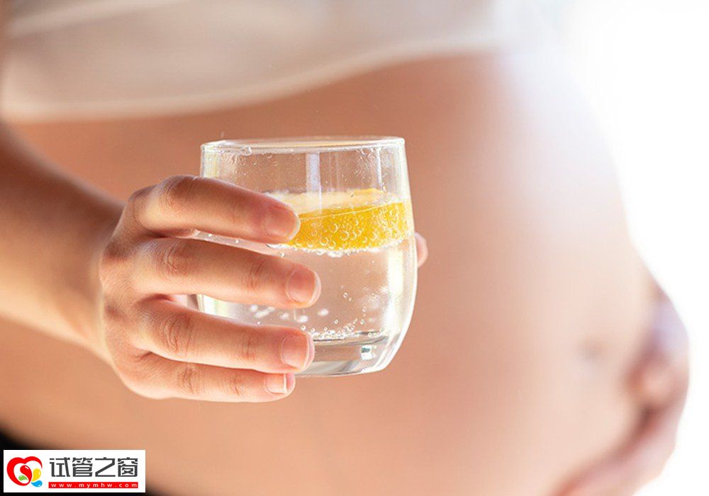 怀孕期间饮用苏打水,液体,酒具,酒具,溶液,液体,配料,手势
