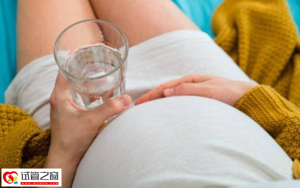 孕妇饮用水、手、酒器、舒适、颈部、酒器、纺织品、水、餐具、手势
