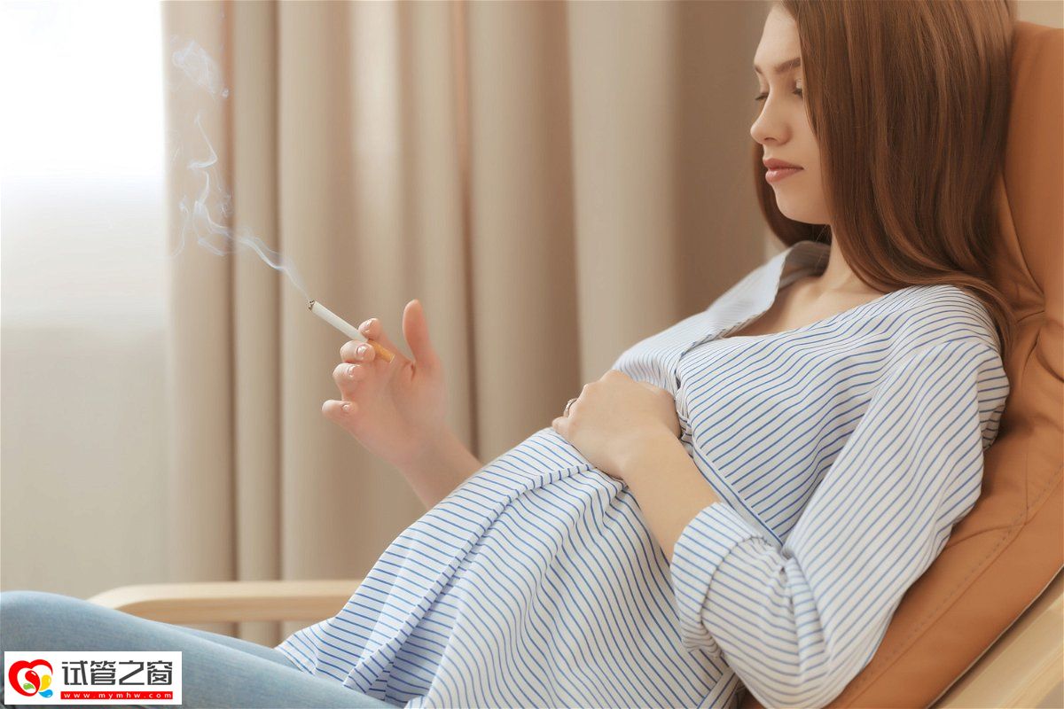 吸烟的孕妇坐在家里的椅子上